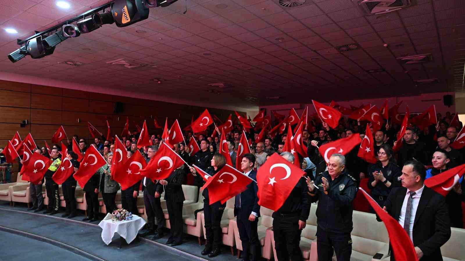 Özel öğrencilerden polislere anlamlı gösteri
