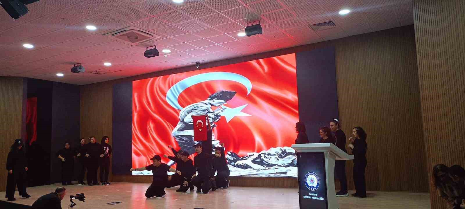 Özel öğrencilerden polislere anlamlı gösteri
