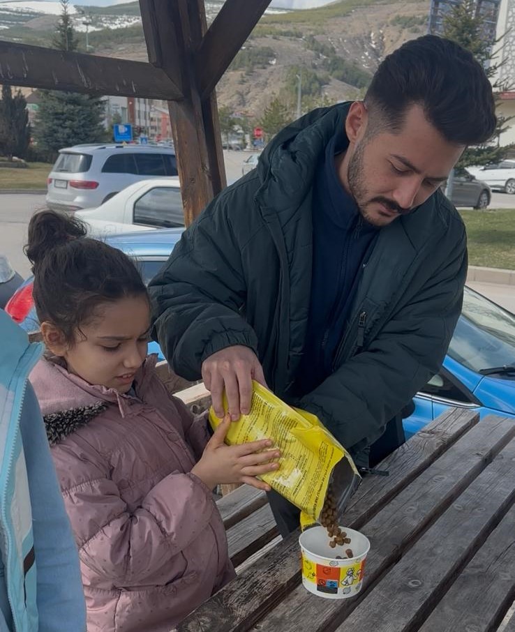 Özel öğrencilerden sokak hayvanlarına mama desteği
