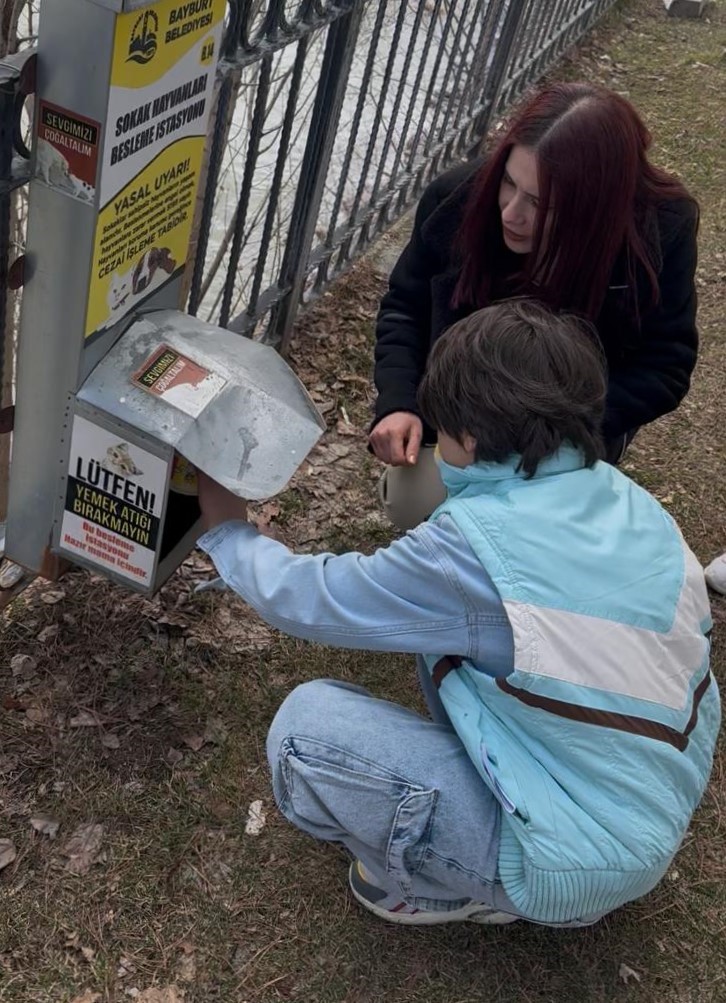 Özel öğrencilerden sokak hayvanlarına mama desteği
