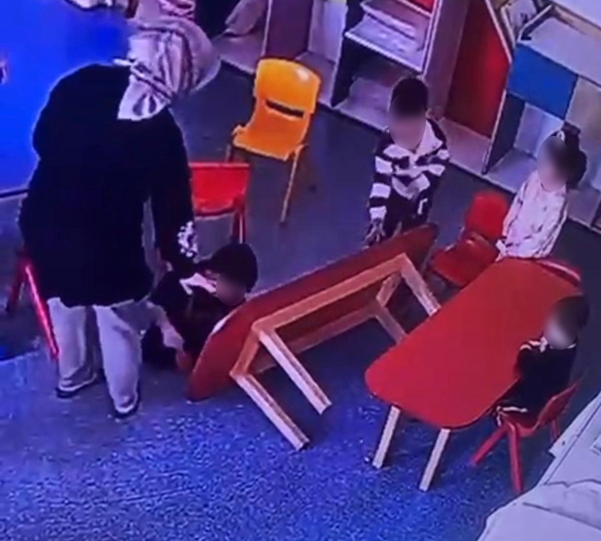 Özel okulda skandal görüntü kameraya yansıdı: Çocuğun parmakları bu hale geldi
