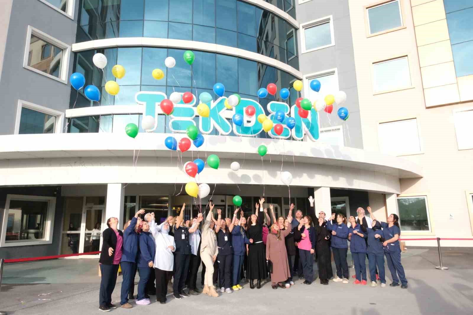 Özel Tekden Hastanesi kansere farkındalık için gökyüzünü renklendirdi
