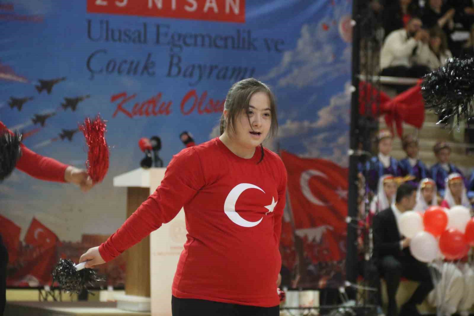 ‘Özel’ torununu sahne kenarında yönlendiren anneannenin heyecanı dikkat çekti
