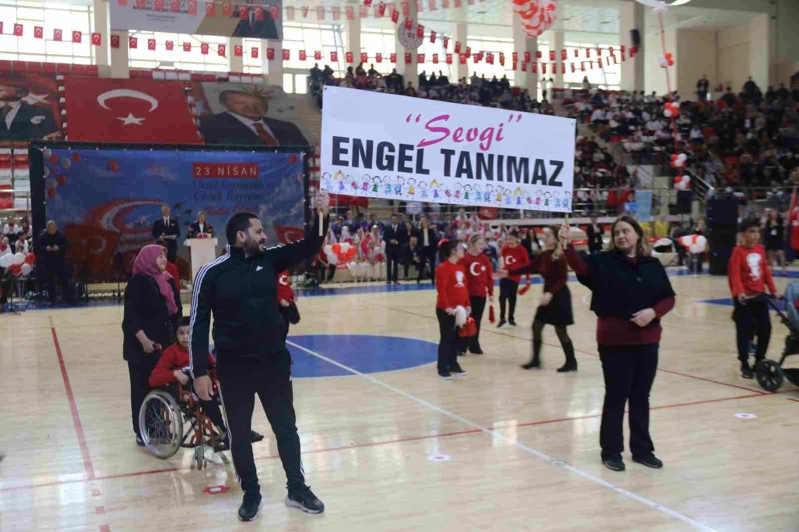 ‘Özel’ torununu sahne kenarında yönlendiren anneannenin heyecanı dikkat çekti
