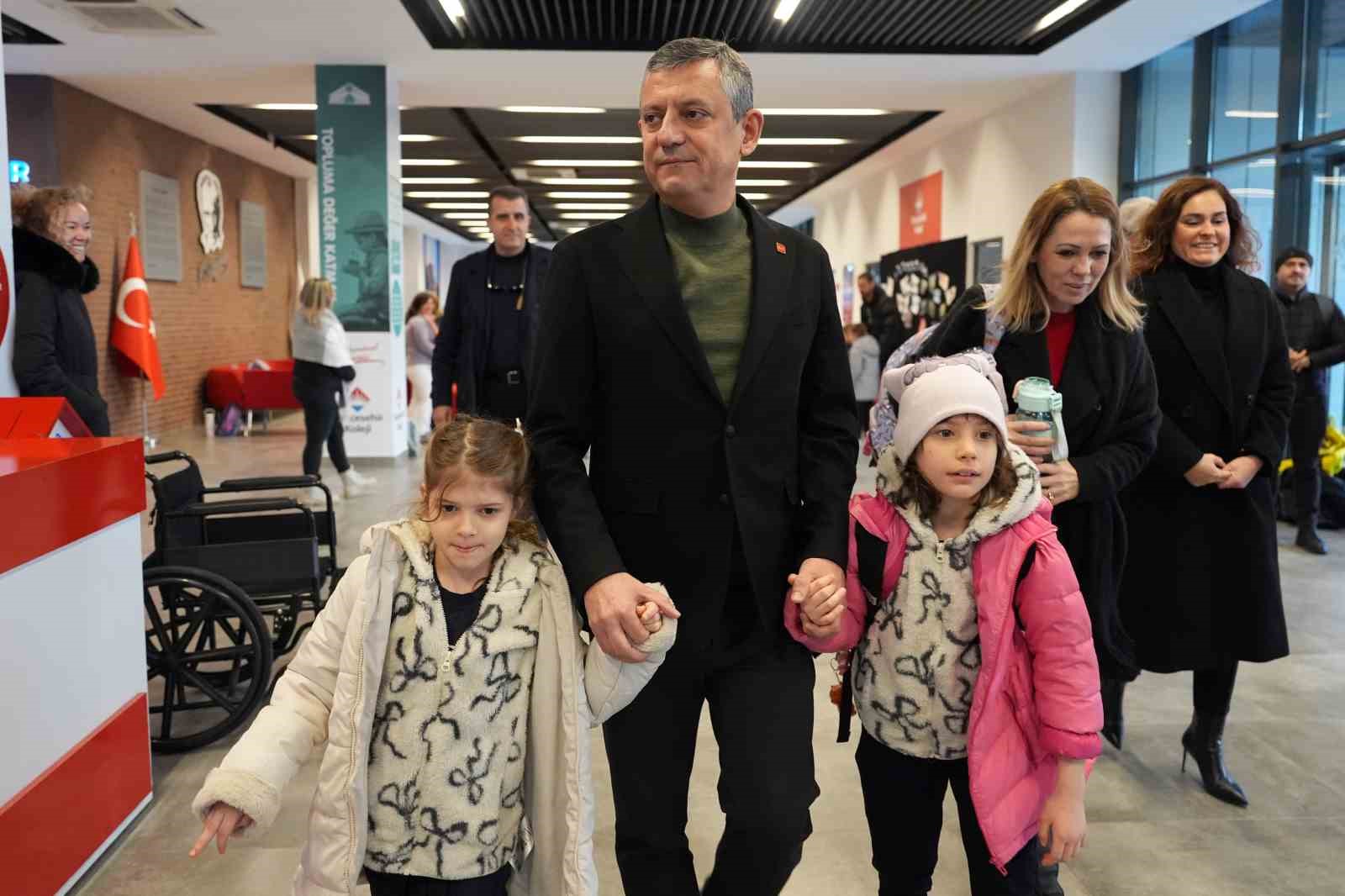 Özgür Özel, Ferdi Zeyrek’in ikiz kızlarını da okula götürdü
