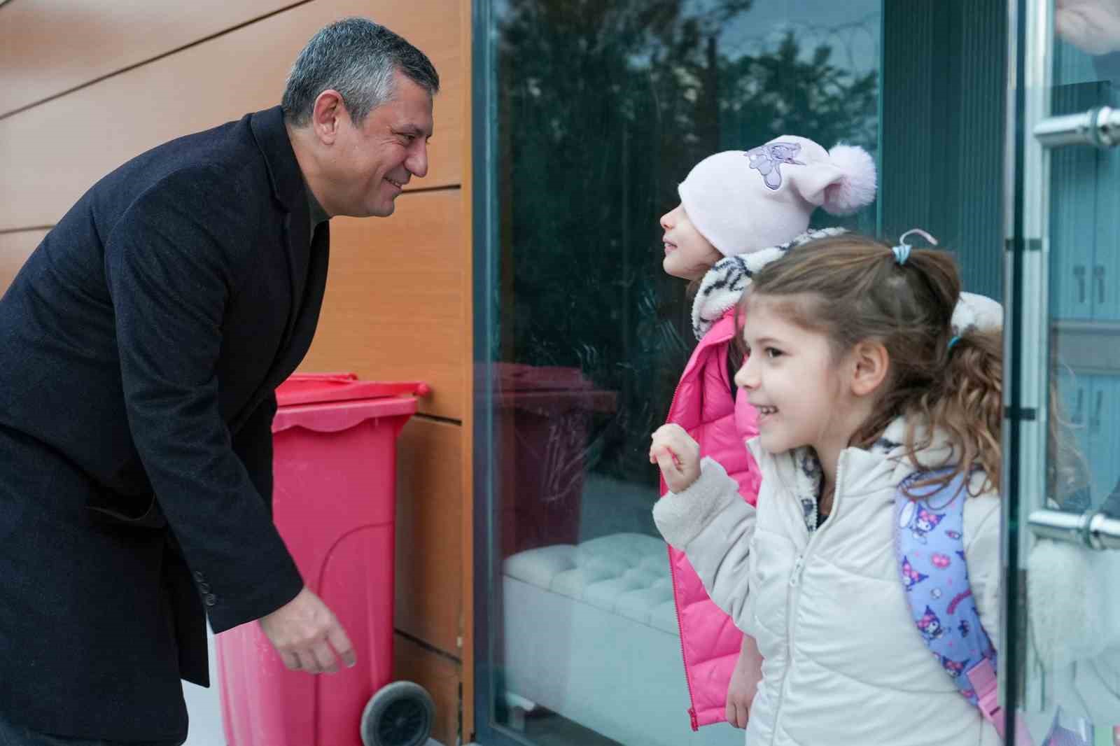 Özgür Özel, Ferdi Zeyrek’in ikiz kızlarını da okula götürdü
