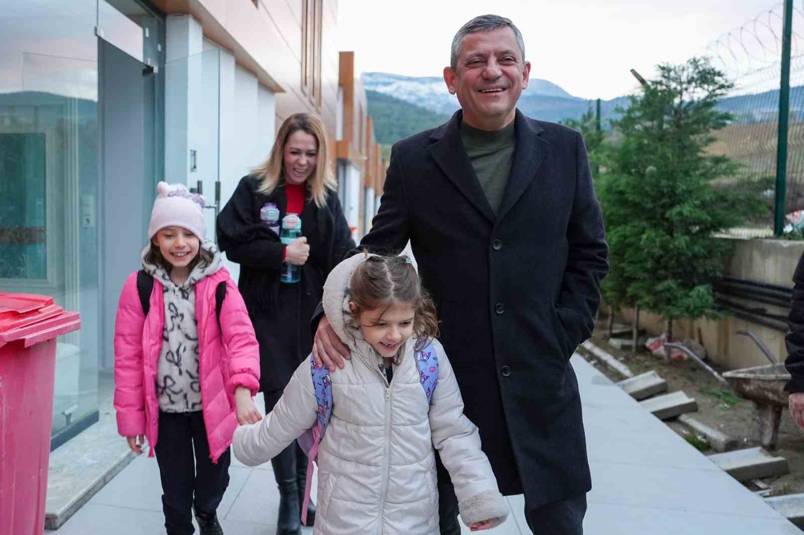 Özgür Özel, Ferdi Zeyrek’in ikiz kızlarını da okula götürdü
