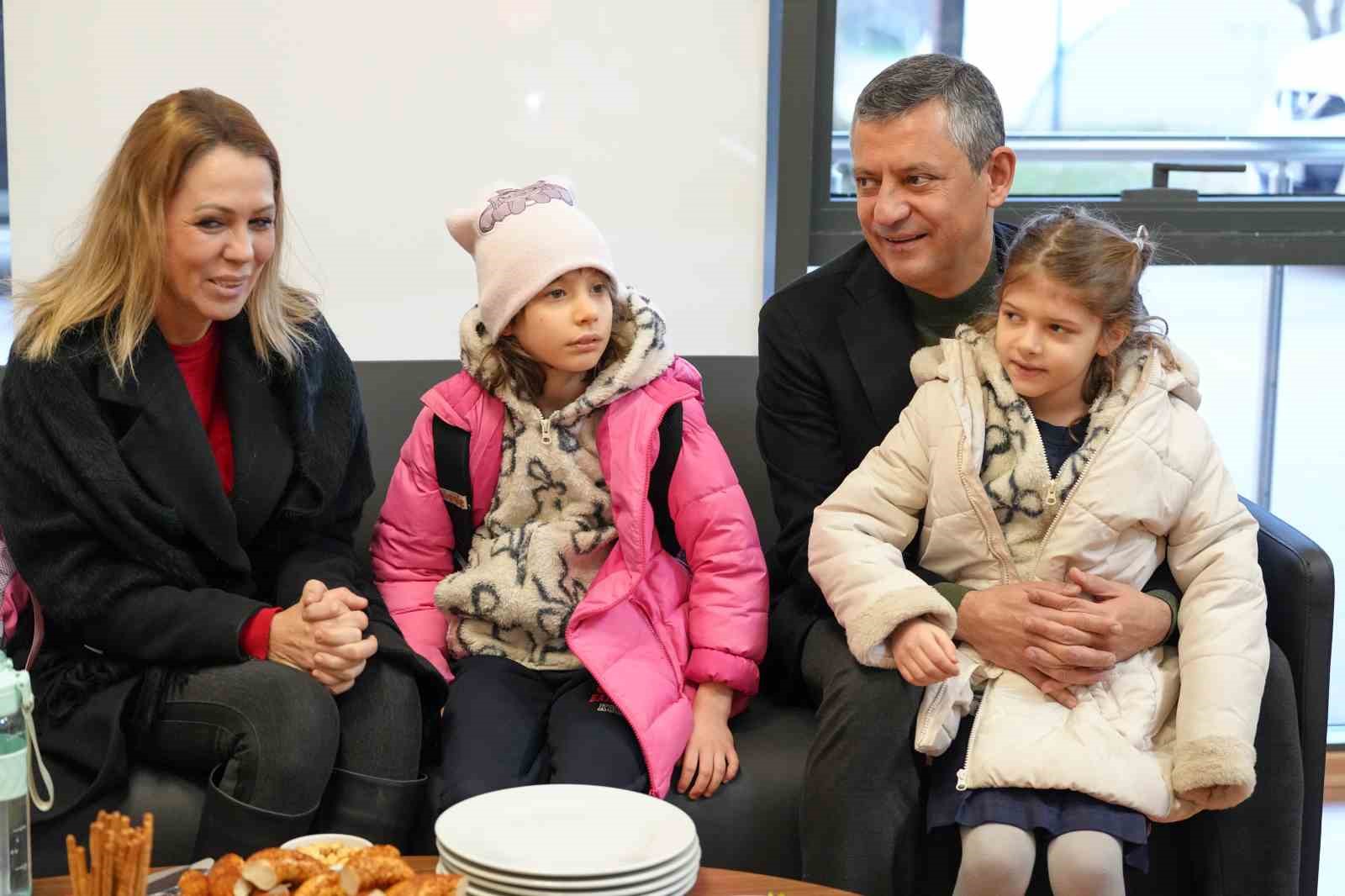 Özgür Özel, Ferdi Zeyrek’in ikiz kızlarını da okula götürdü
