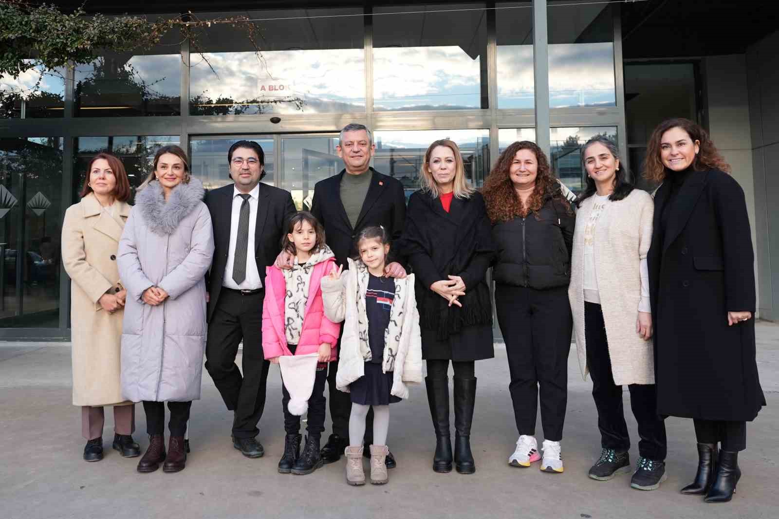 Özgür Özel, Ferdi Zeyrek’in ikiz kızlarını da okula götürdü
