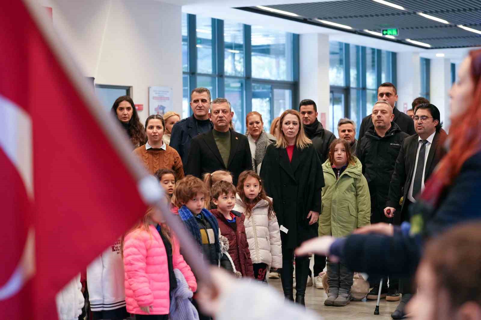 Özgür Özel, Ferdi Zeyrek’in ikiz kızlarını da okula götürdü
