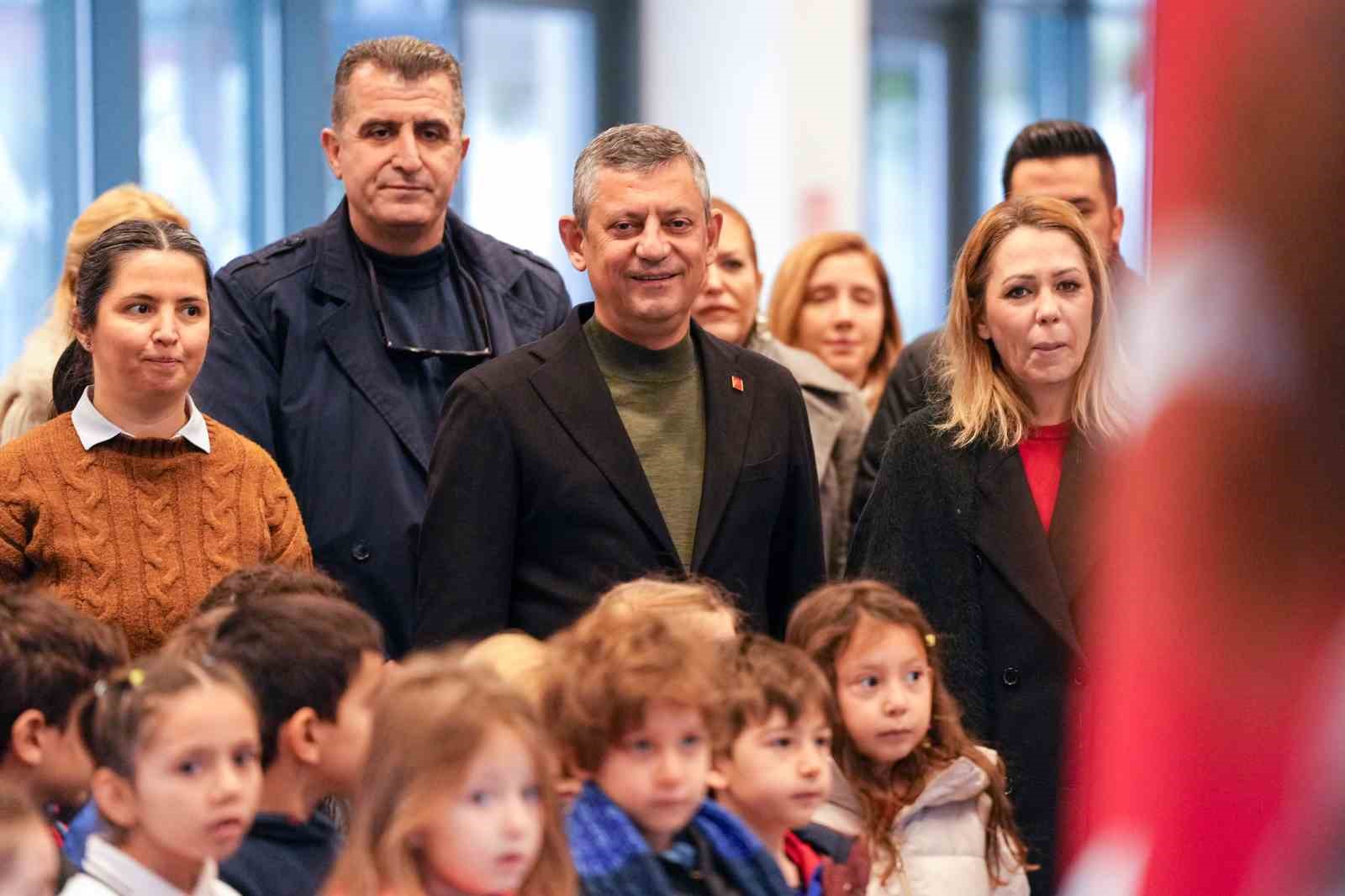 Özgür Özel, Ferdi Zeyrek’in ikiz kızlarını da okula götürdü
