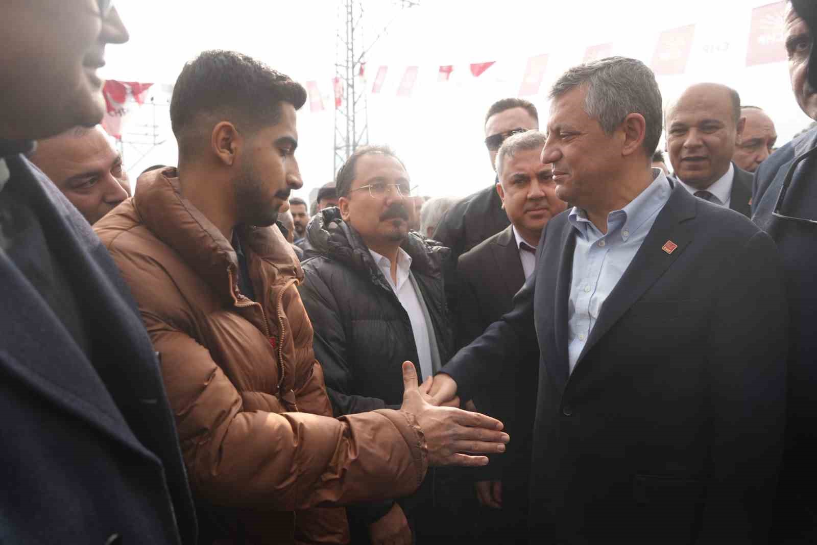 Özgür Özel Nurdağı’nda depremzedelerle bir araya geldi
