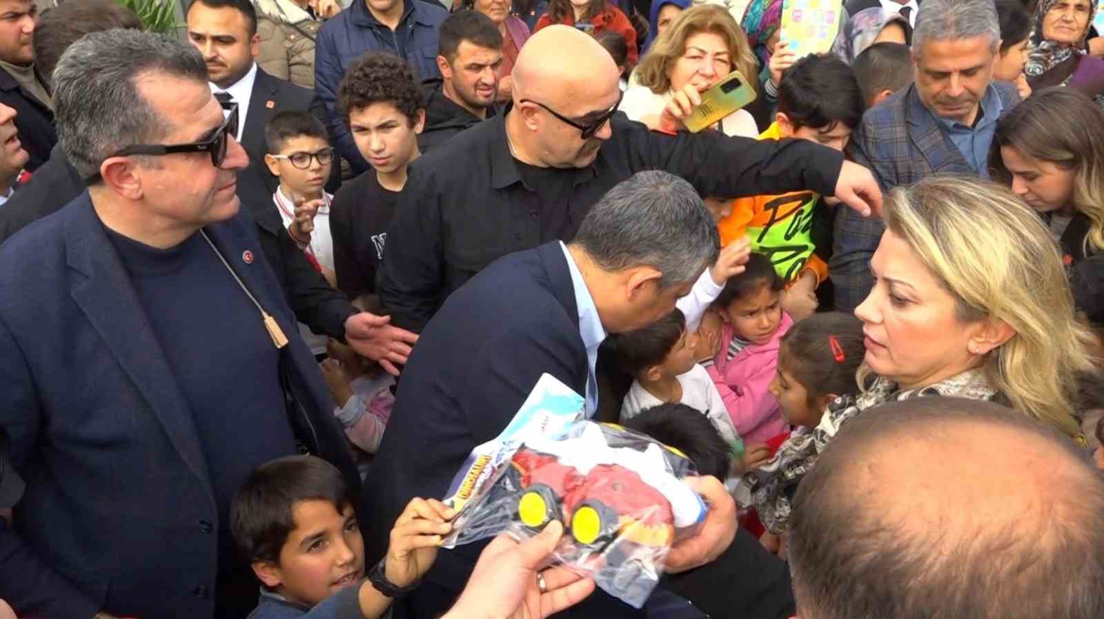 Özgür Özel Osmaniye’de depremzedelerle bir araya geldi
