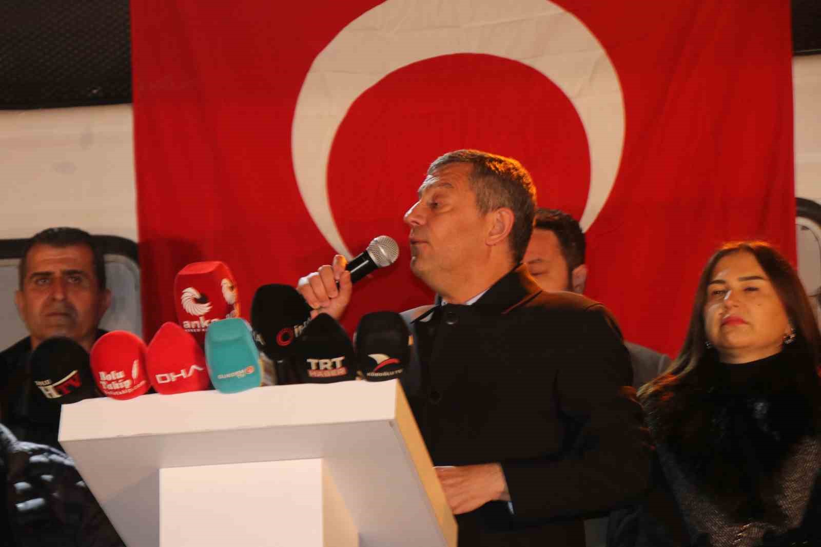 Özgür Özel: "Tanju’yla gurur duyuyoruz"
