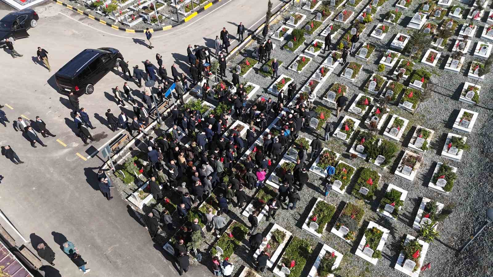 Özgür Özel’den 30 araçlık konvoyla deprem mezarlığına ziyaret
