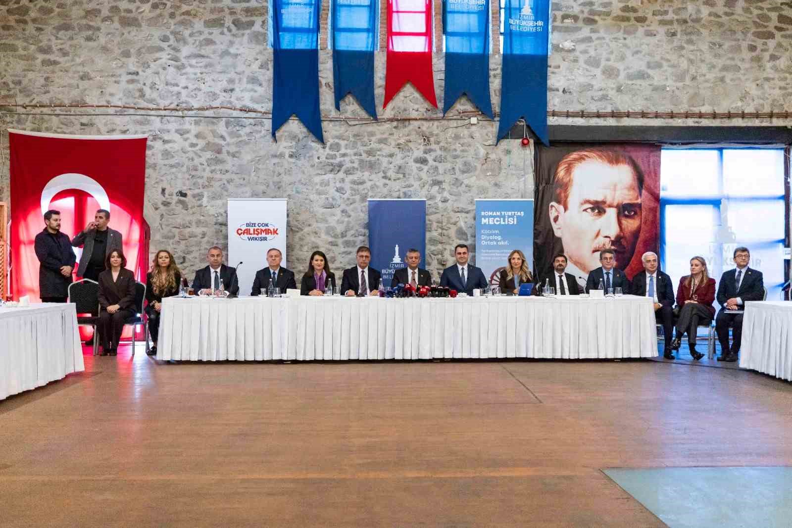 Özgür Özel’den Romanlara mecliste temsil ve bütçe sözü
