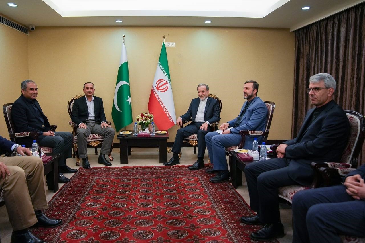 Pakistan Genelkurmay Başkanı Munir, İran Dışişleri Bakanı Arakçi ile görüştü
Pakistan Genelkurmay Başkanı Munir, İran Dışişleri Bakanı Arakçi ile görüştü