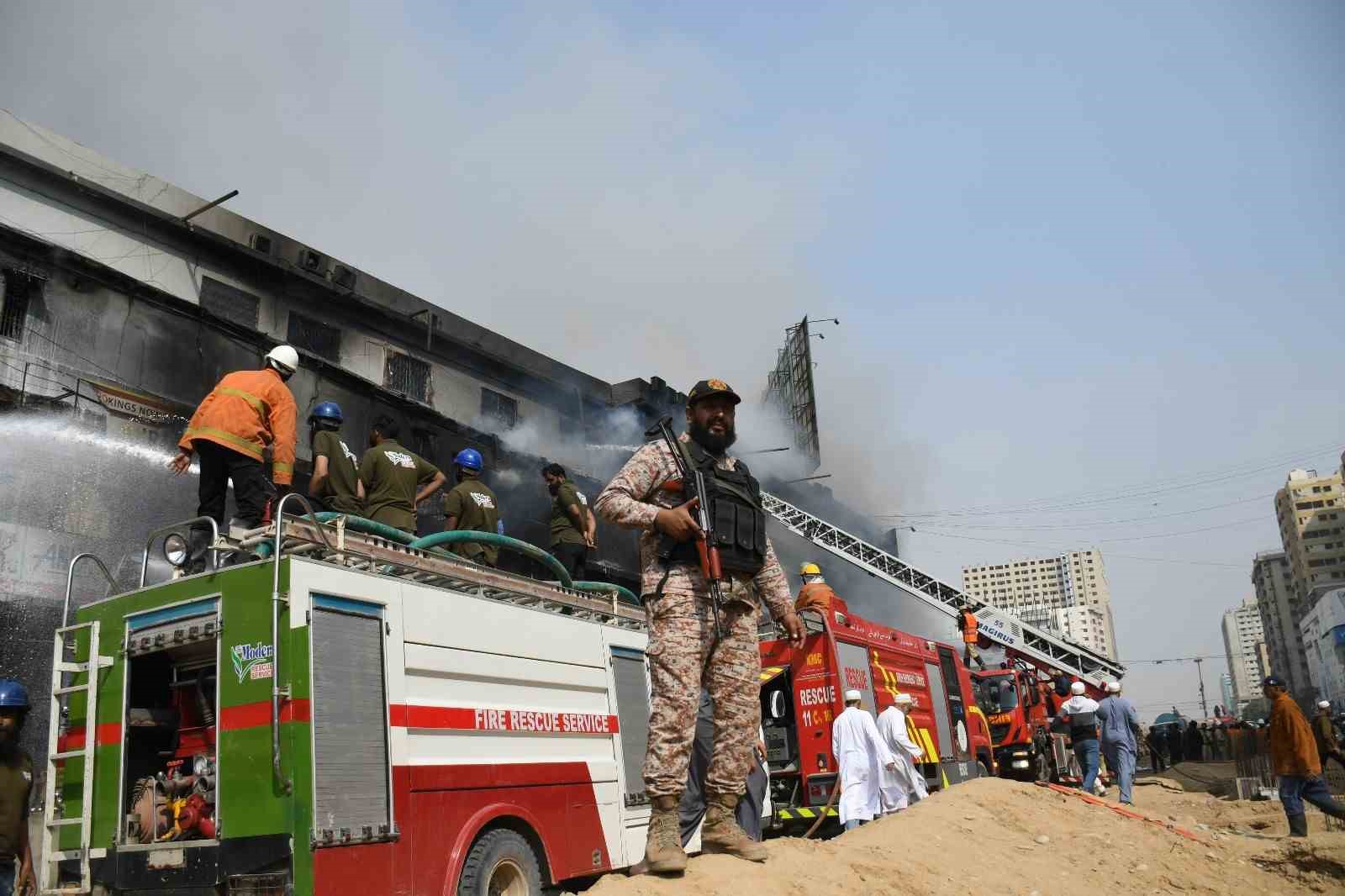Pakistan’da alışveriş merkezinde yangın: 1’i itfaiye eri 6 ölü
