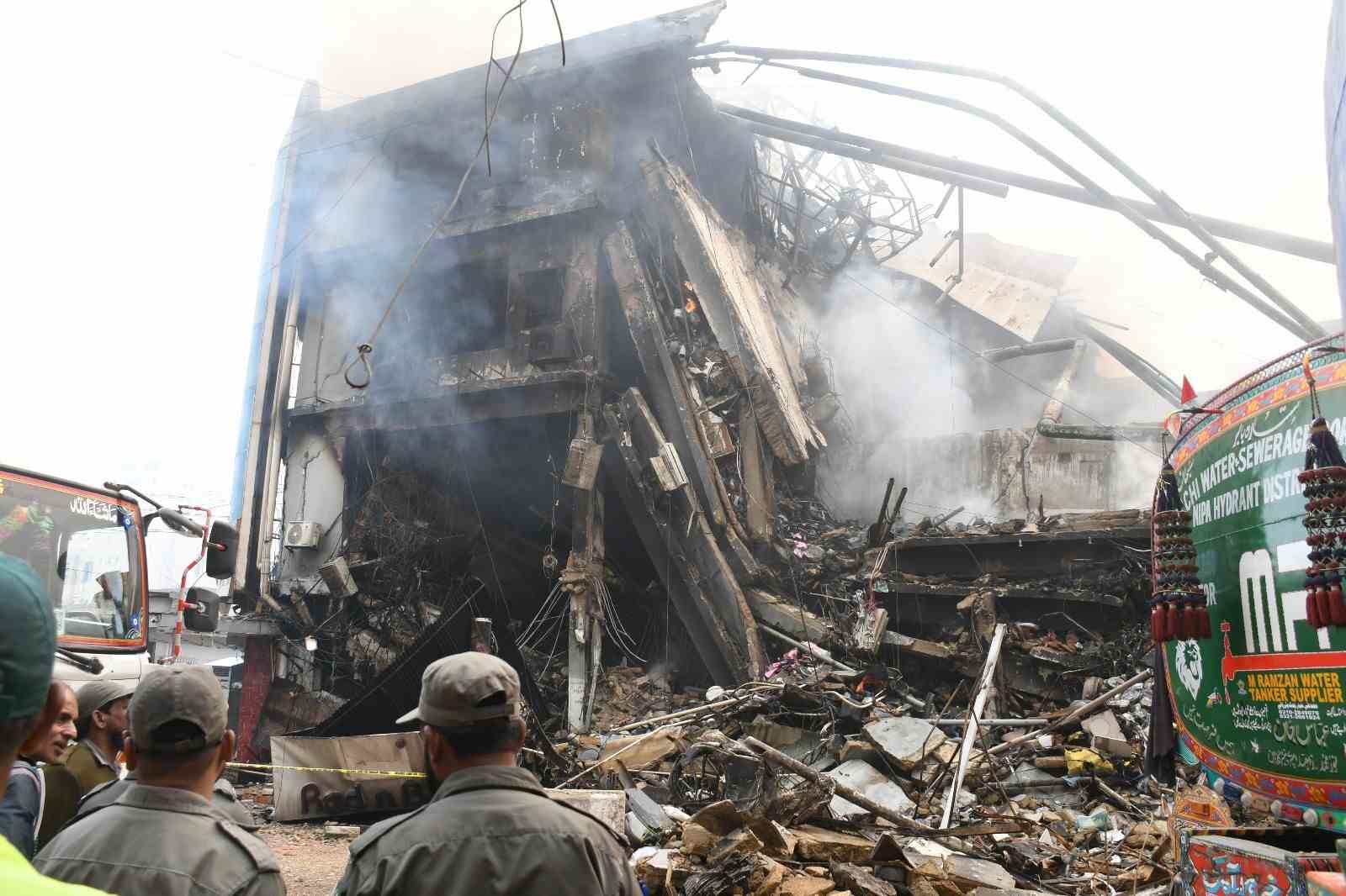 Pakistan’da alışveriş merkezinde yangın: 1’i itfaiye eri 6 ölü
