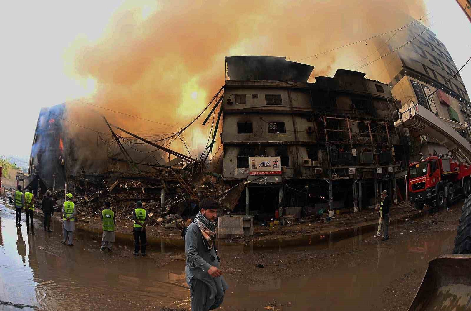 Pakistan’da AVM yangınında can pazarı: Alevlerden kaçarken metrelerce yüksekten yere çakıldı
