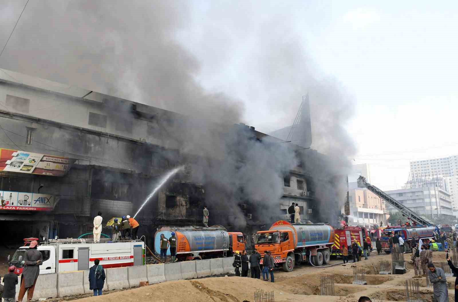 Pakistan’da AVM yangınında can pazarı: Alevlerden kaçarken metrelerce yüksekten yere çakıldı
