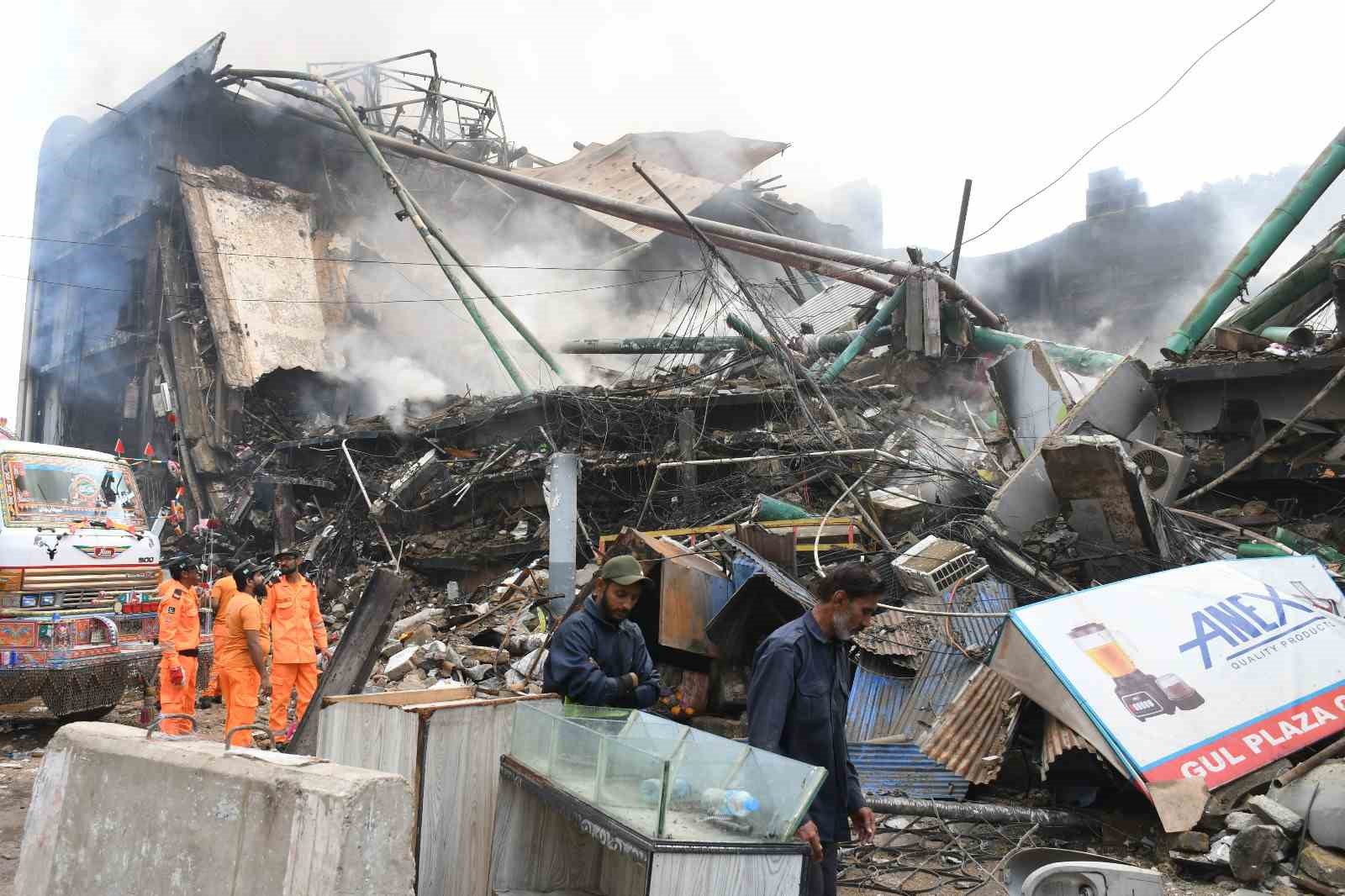 Pakistan’da AVM yangınında can pazarı: Alevlerden kaçarken metrelerce yüksekten yere çakıldı

