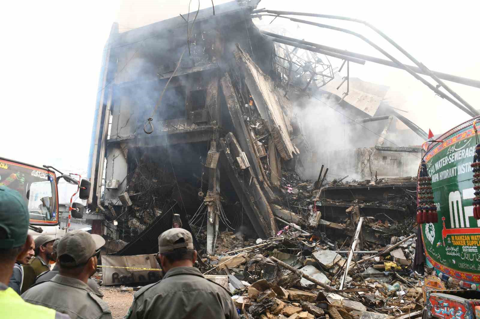 Pakistan’da AVM yangınında can pazarı: Alevlerden kaçarken metrelerce yüksekten yere çakıldı
