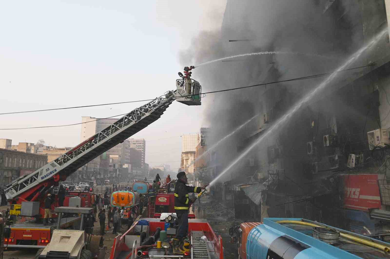 Pakistan’daki AVM yangınında can kaybı 14’e yükseldi, 70’ten fazla kişi kayıp
