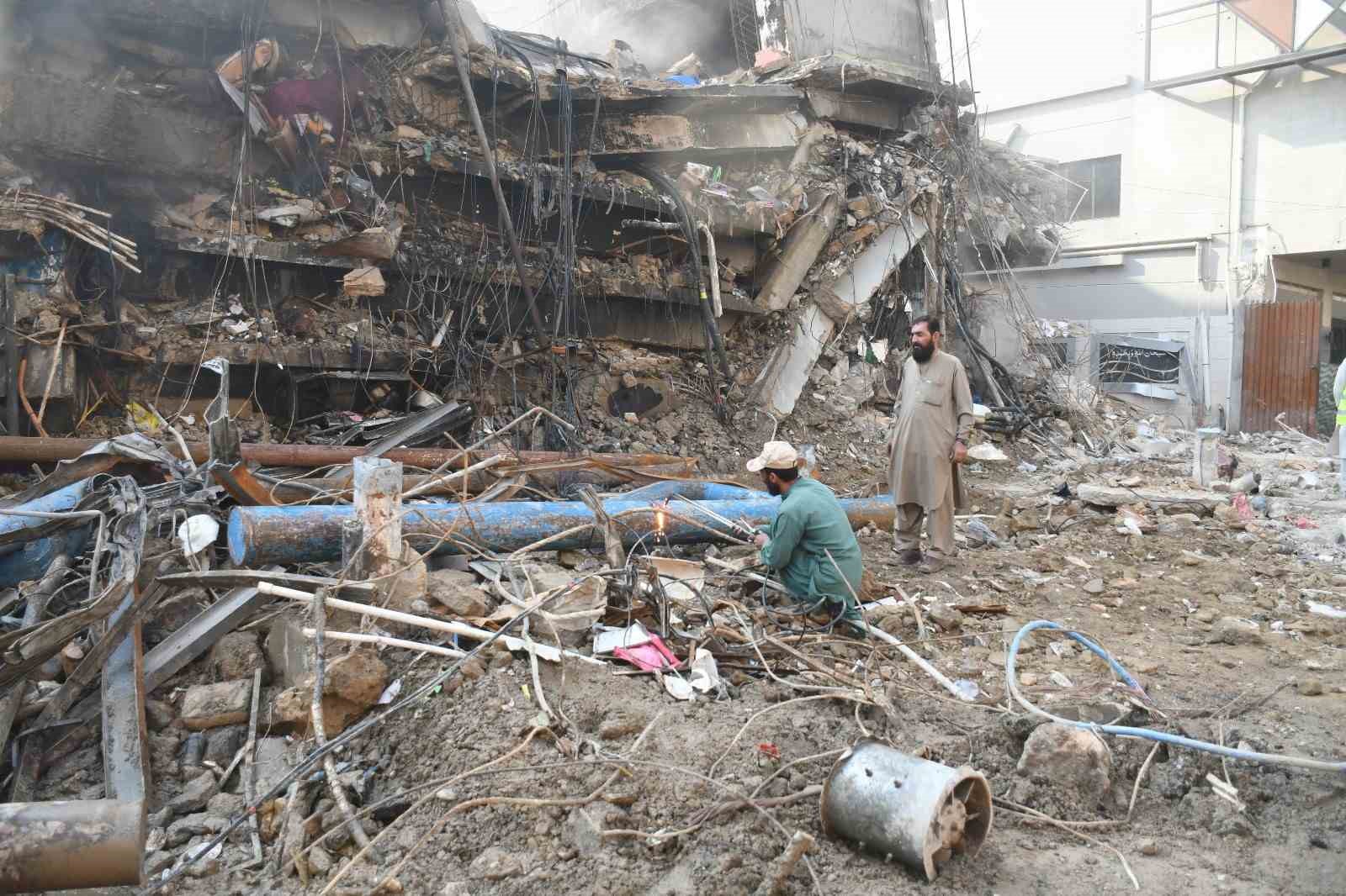 Pakistan’daki AVM yangınında can kaybı 60’a yükseldi
