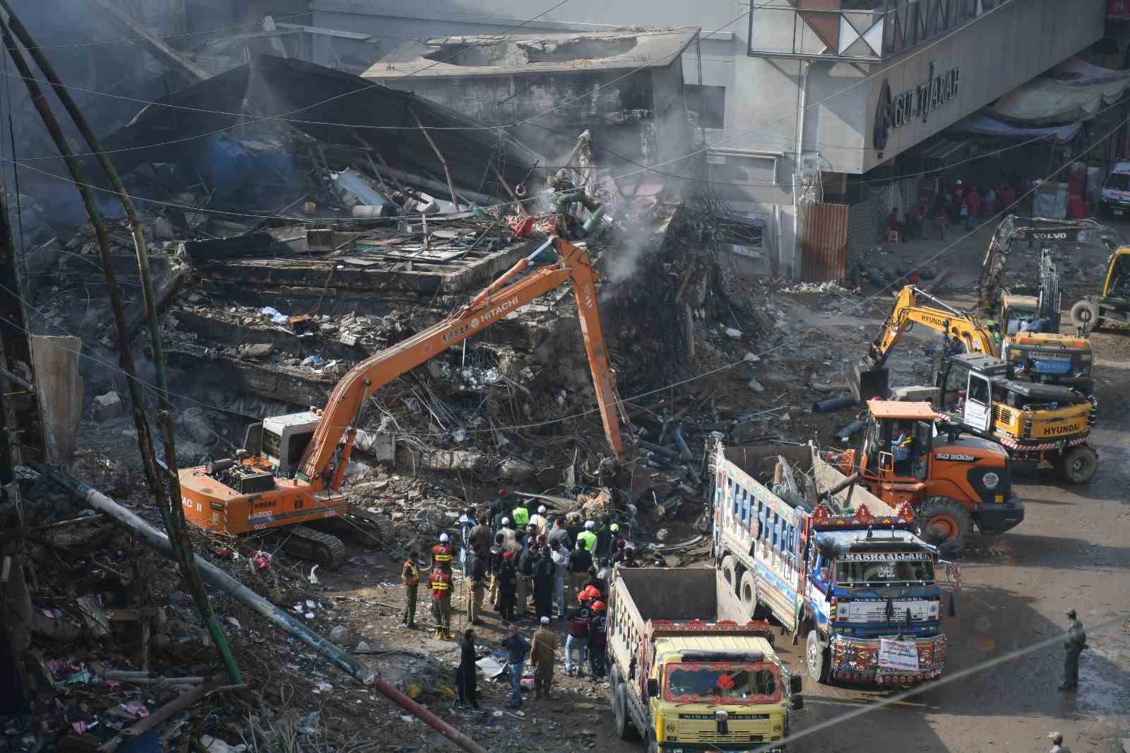 Pakistan’daki AVM yangınında can kaybı 60’a yükseldi
