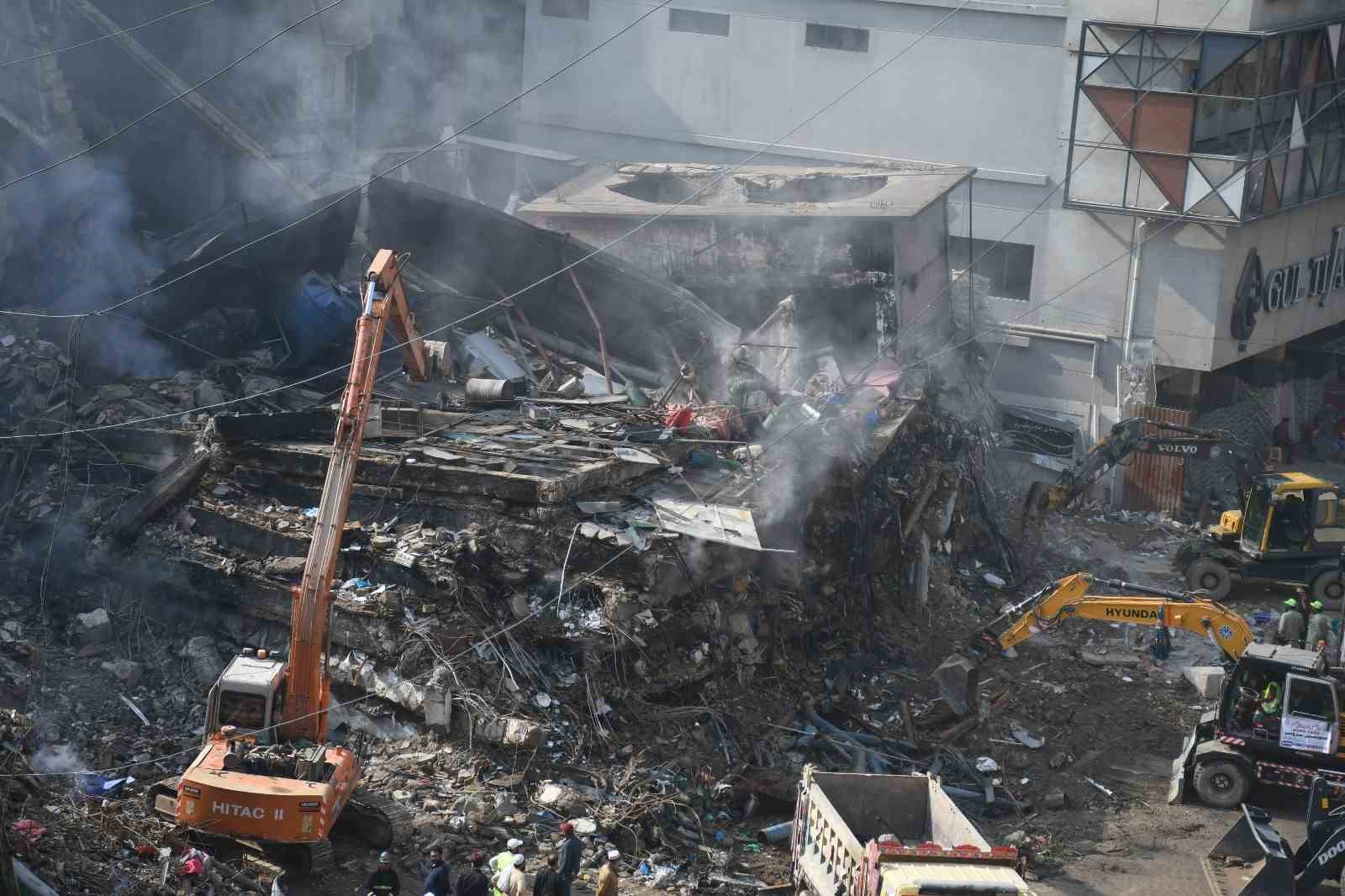 Pakistan’daki AVM yangınında can kaybı 60’a yükseldi
