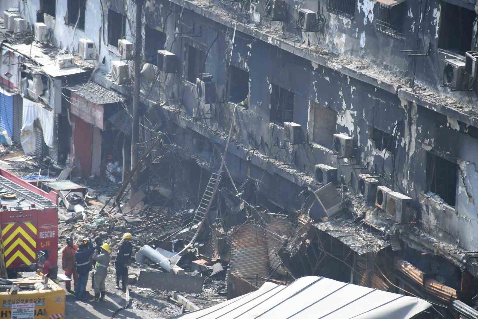 Pakistan’daki AVM yangınında can kaybı 60’a yükseldi
