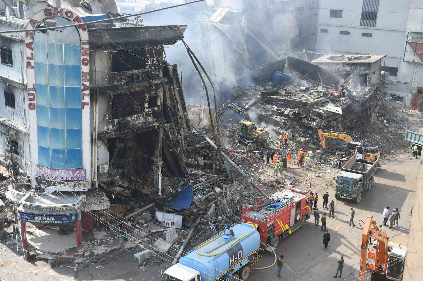 Pakistan’daki AVM yangınında can kaybı 60’a yükseldi
