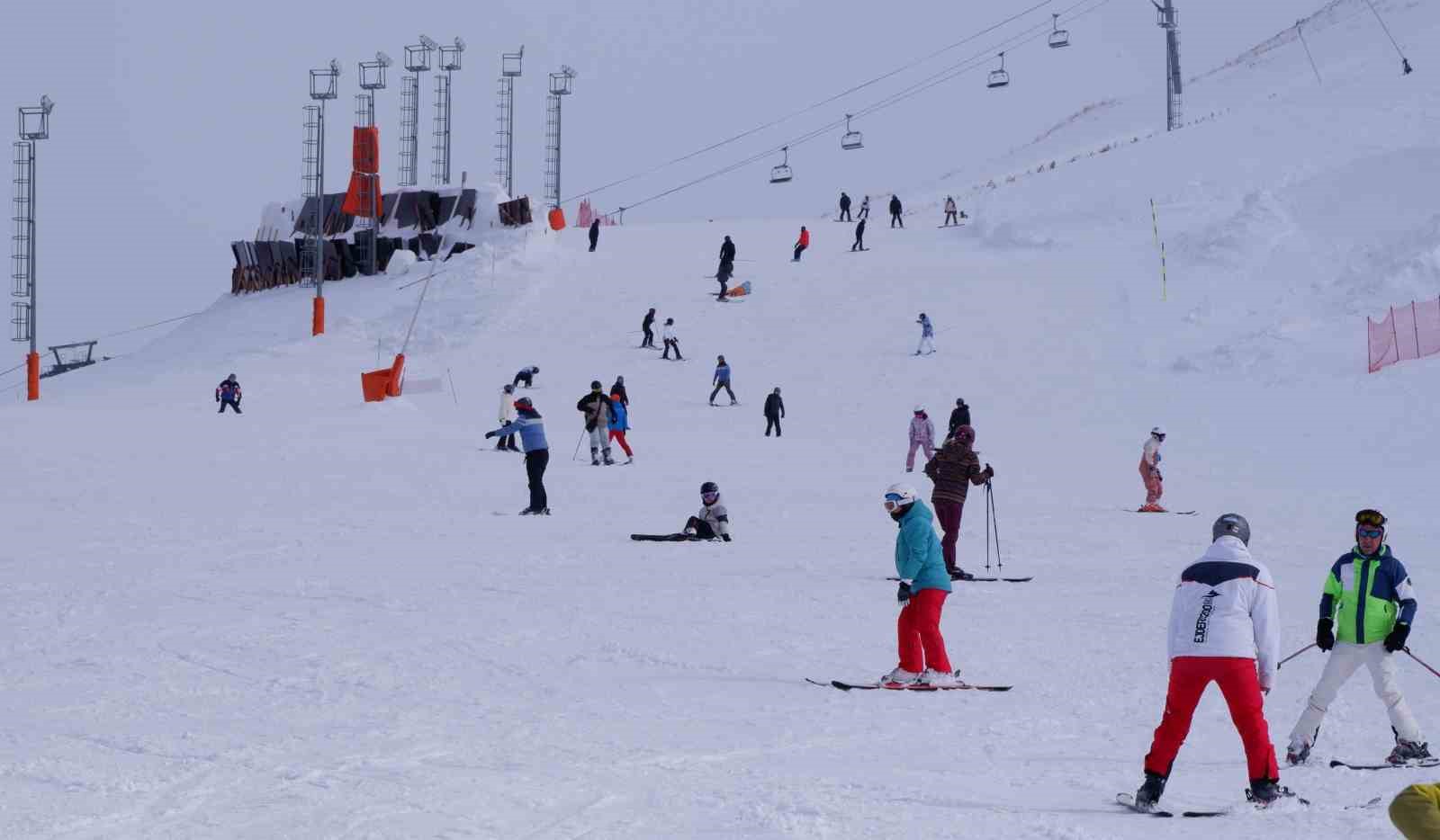 Palandöken bayramda cıvıl cıvıl
