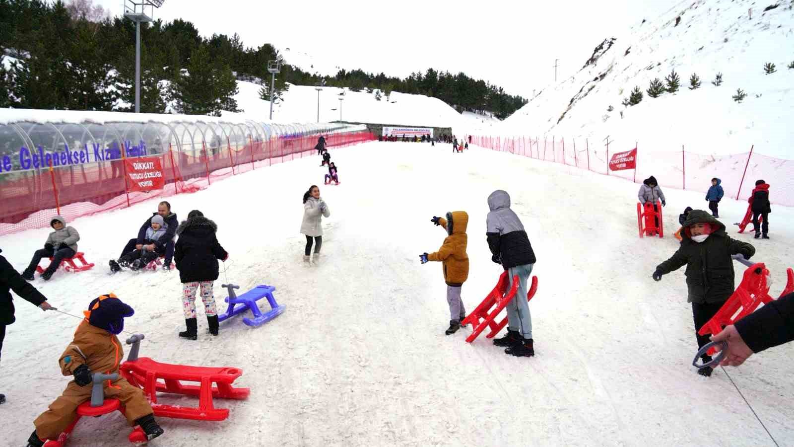 Palandöken Belediyesi’nden renk katan kızak keyfi
