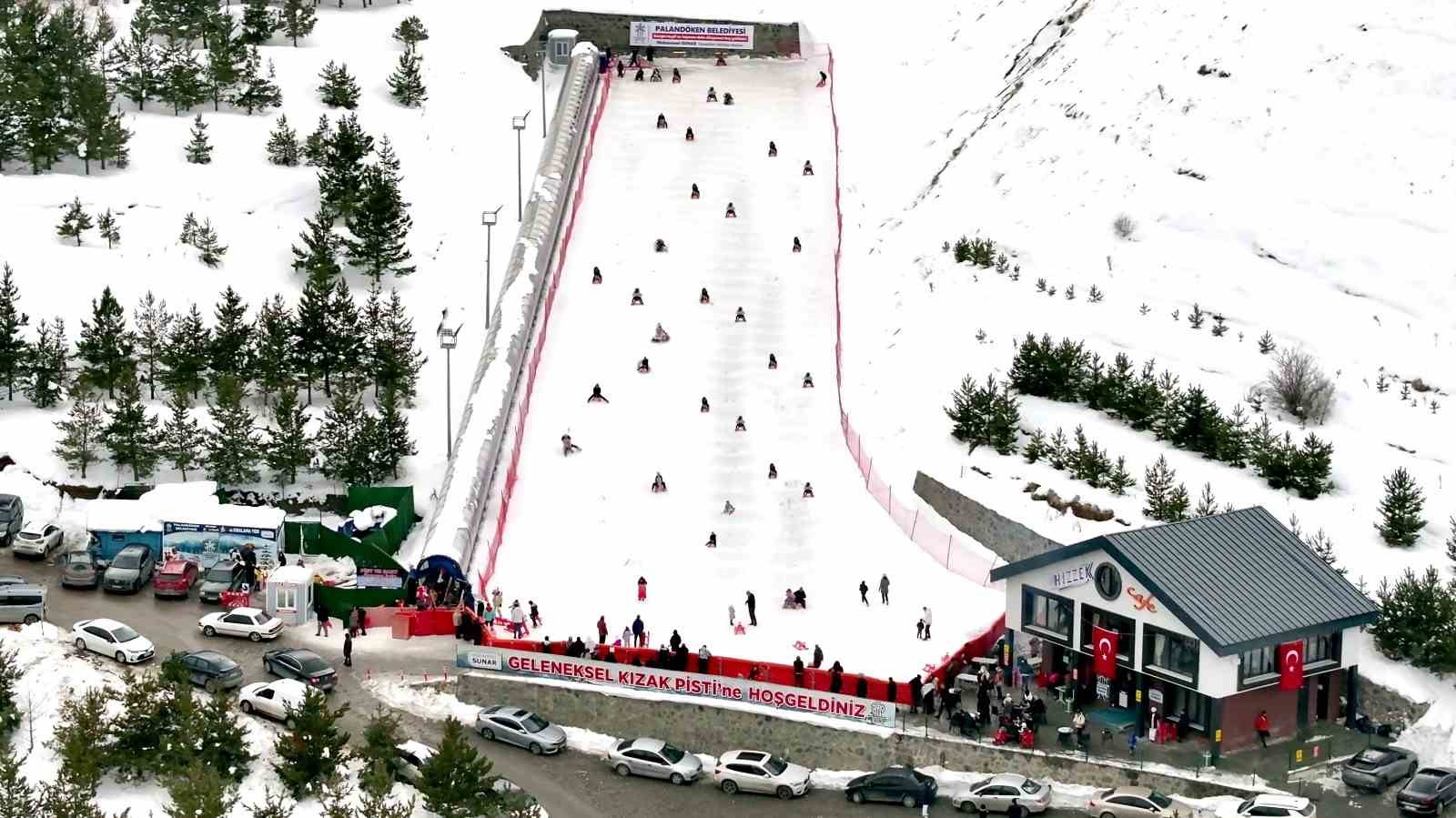 Palandöken Belediyesi’nden renk katan kızak keyfi
