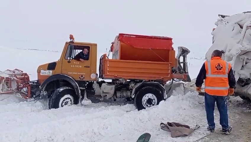 Palandöken geçidinde karla mücadele ekiplerinin nefes kesen mesaisi
