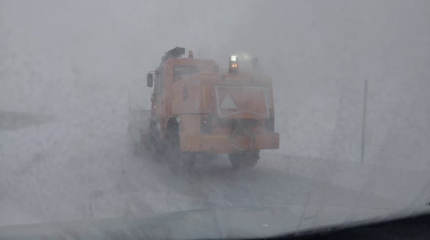 Palandöken geçidinde karla mücadele ekiplerinin nefes kesen mesaisi
