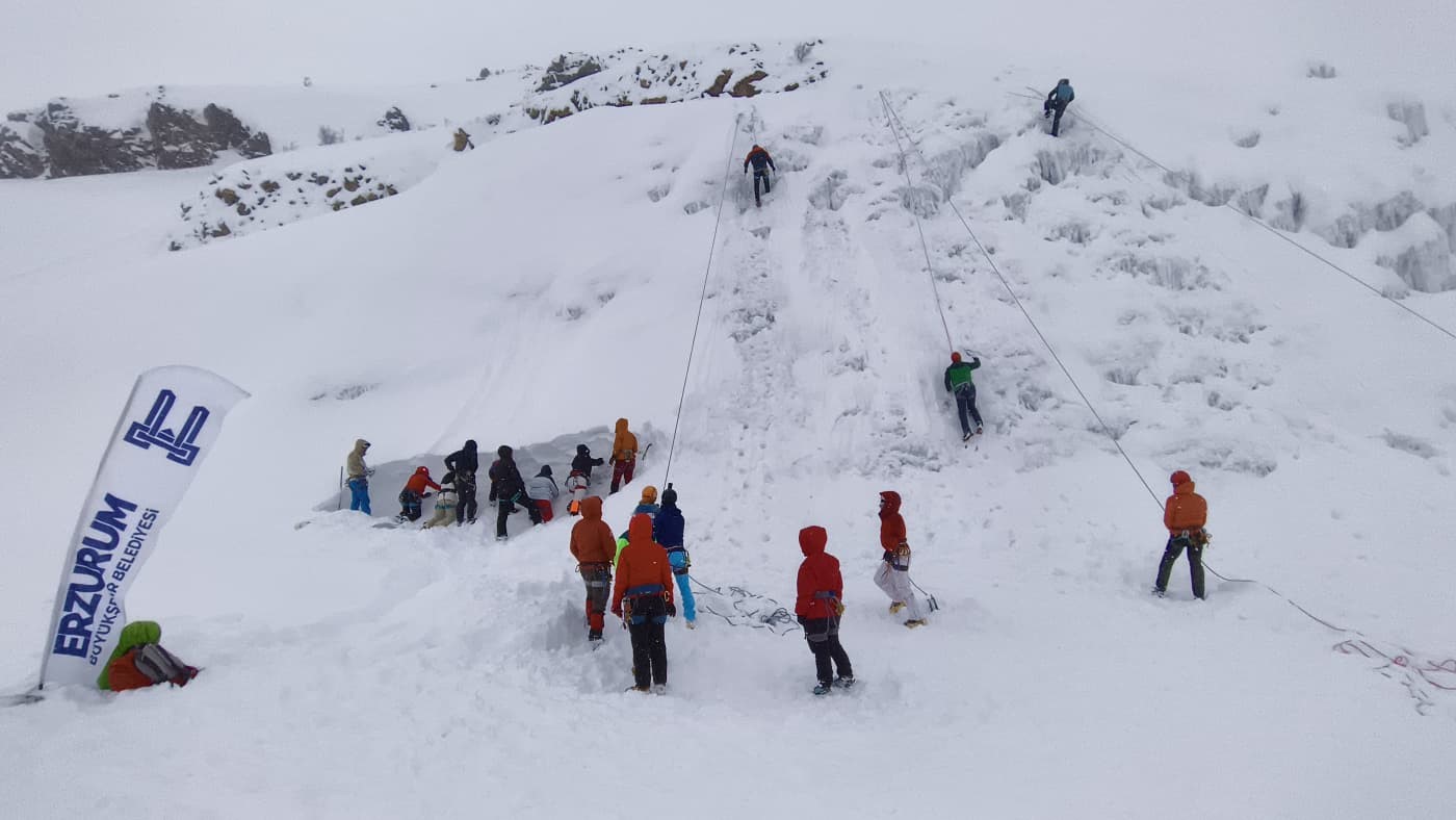 Palandöken’de buz tırmanışı eğitimi başarıyla gerçekleşti
