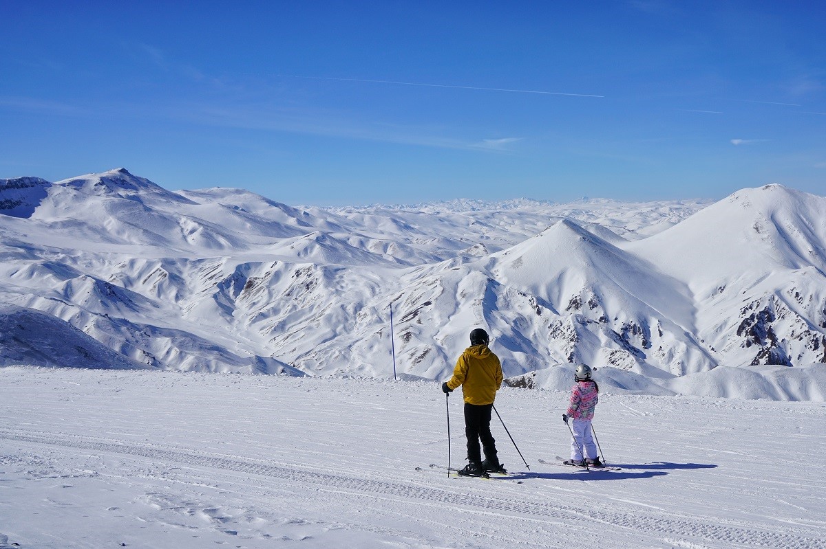 Palandöken’de kayak keyfi sürüyor
