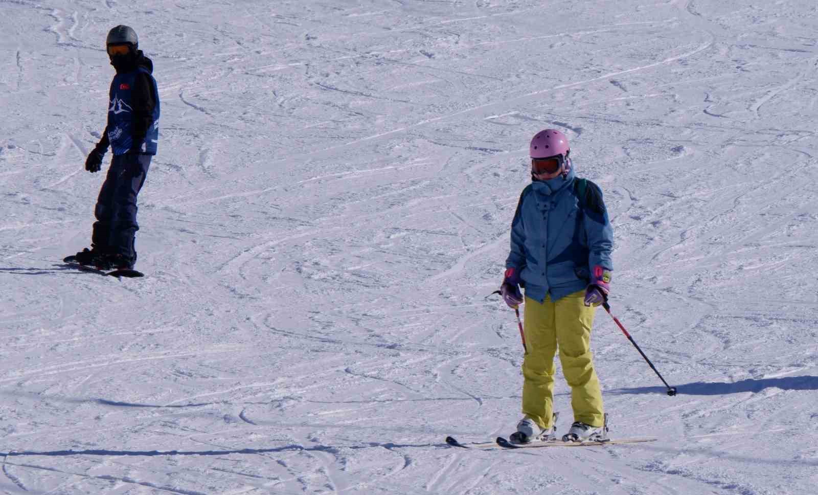 Palandöken’de kayak keyfi sürüyor
