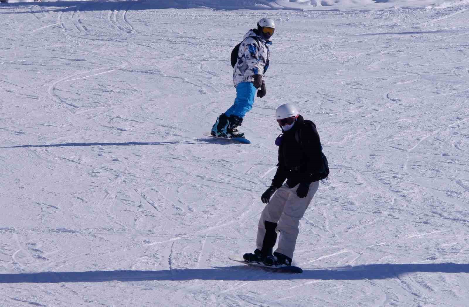 Palandöken’de kayak keyfi sürüyor
