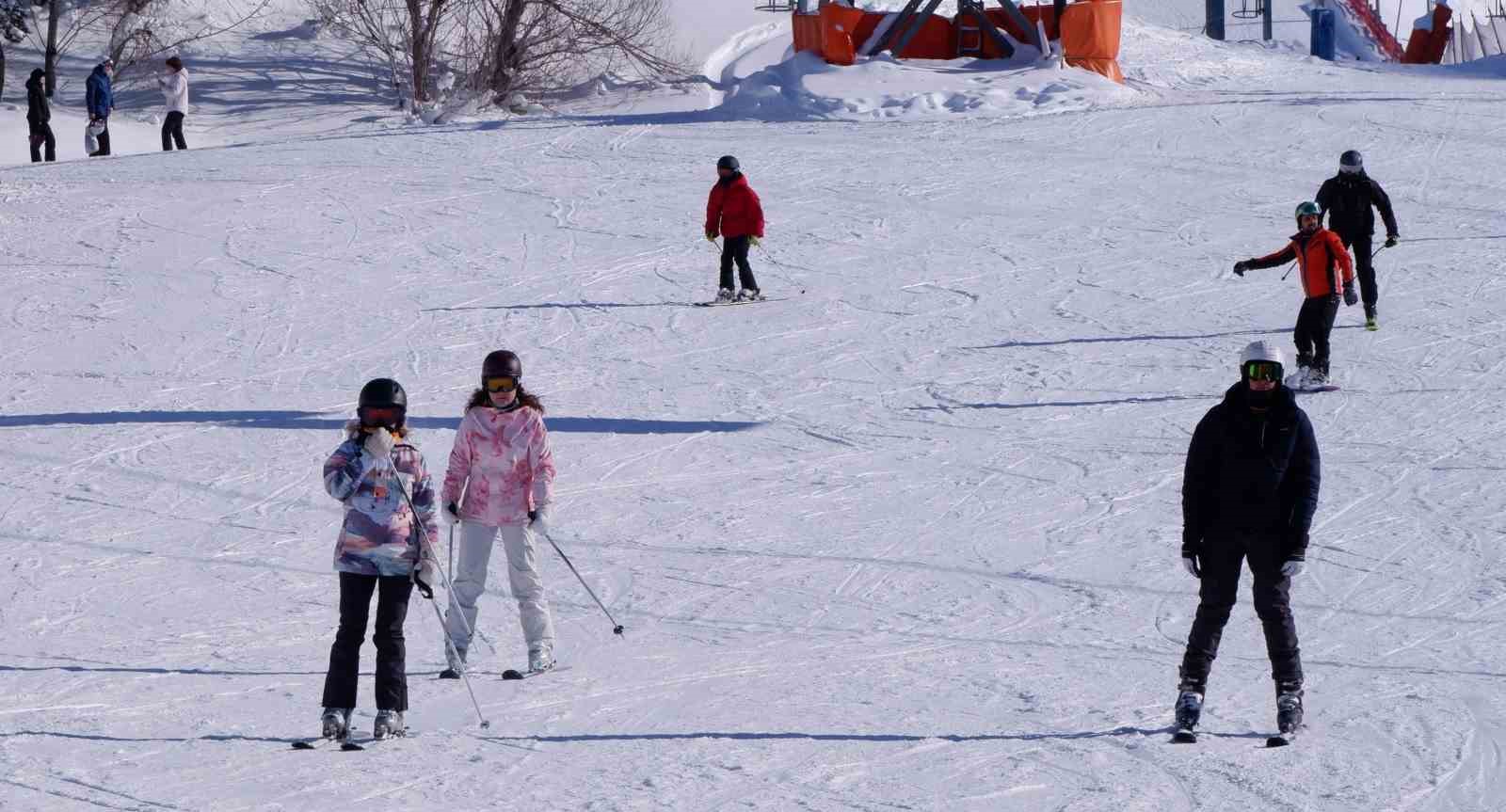 Palandöken’de kayak keyfi sürüyor
