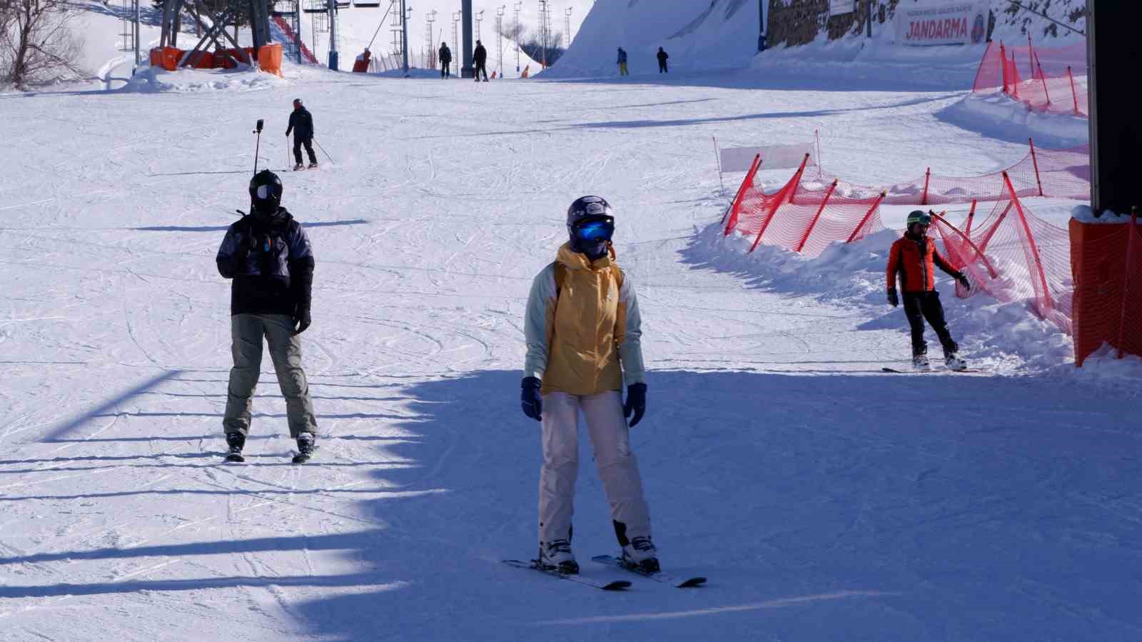 Palandöken’de kayak keyfi sürüyor
