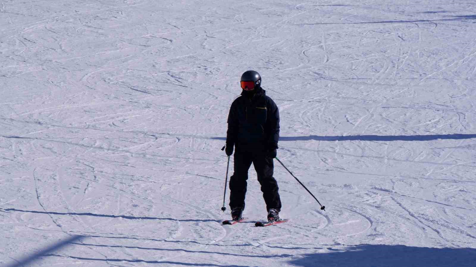 Palandöken’de kayak keyfi sürüyor
