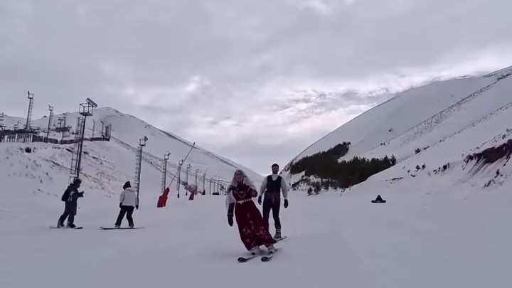 Palandöken’de renkli görüntüler: Pistler geceleri rengarenk oldu, Dadaş kıyafetiyle zirveden kaydılar
