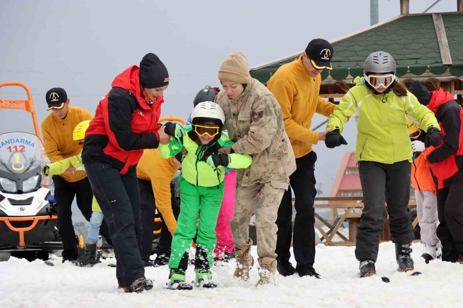 Palandöken’de sevgiye uzanan jandarma eli
