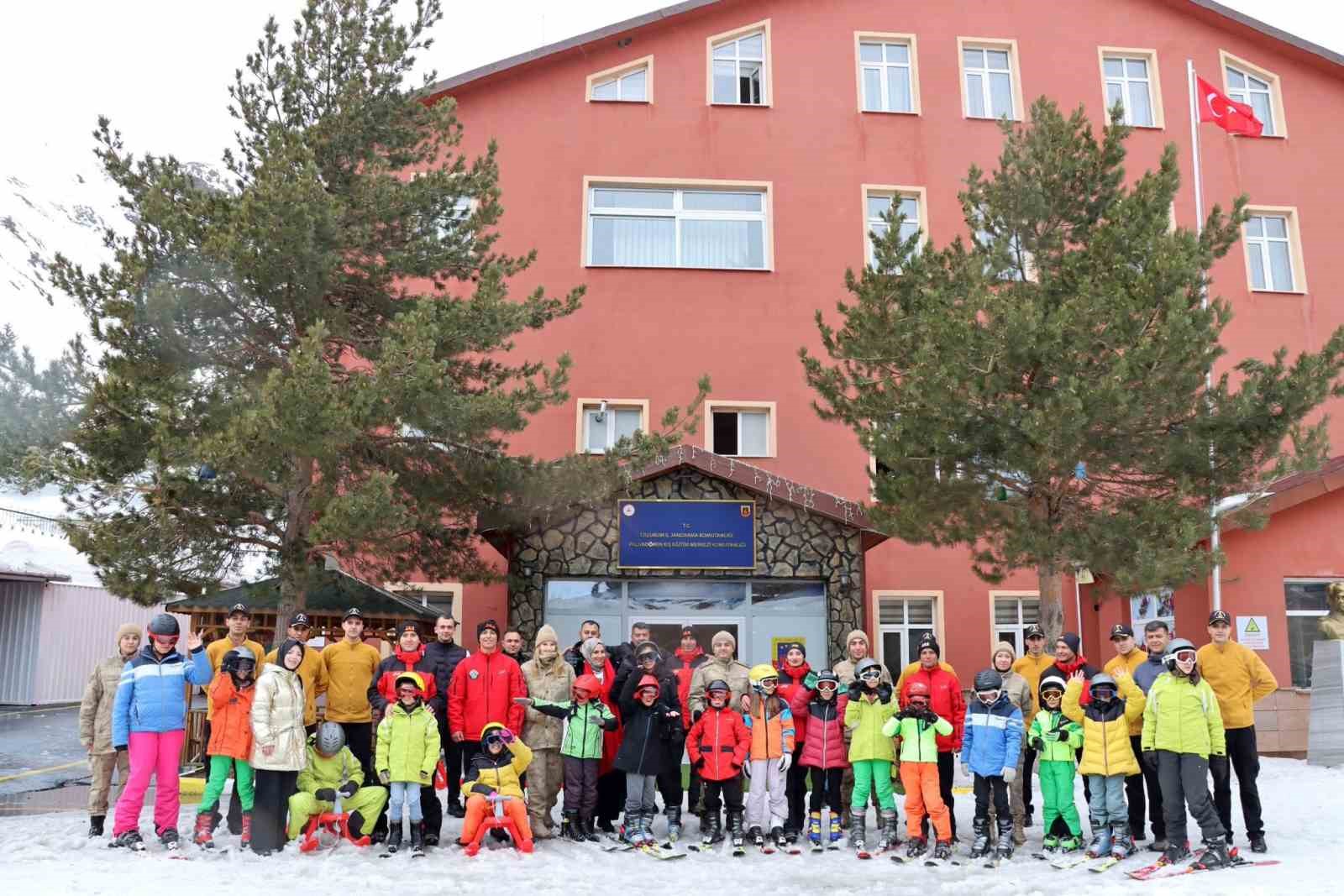 Palandöken’de sevgiye uzanan jandarma eli
