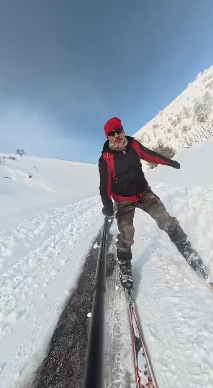 Palandöken’e gidemeyen kayak tutkunları köy yolunu piste çevirdi

