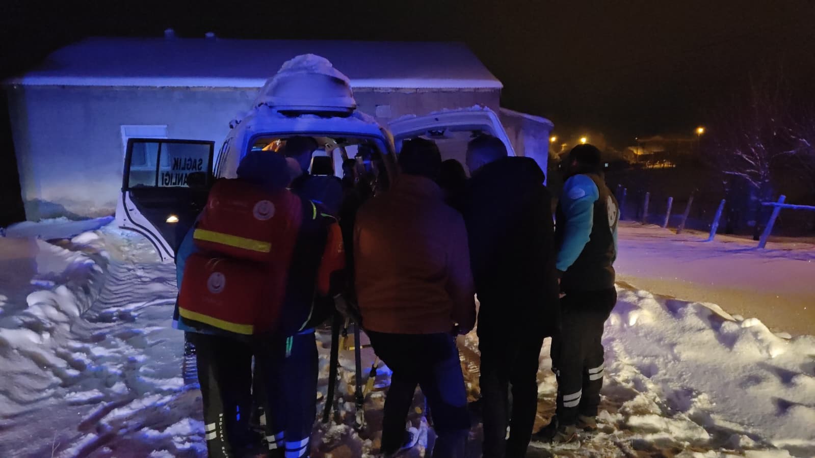 Paletli Ambulans nefes darlığı çeken öğretmen için dağları aştı
